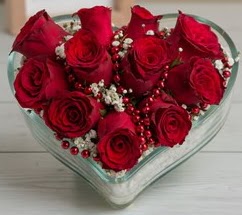 Kalp içerisinde 7 adet kırmızı gül  Hediye Çiçek hediye sevgilime hediye çiçek 