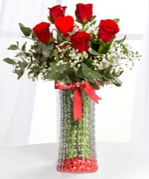 Cam vazoda 5 adet kırmızı gül kalp çubuk  Hediye Çiçek çiçek mağazası , çiçekçi adresleri 