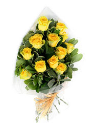  Hediye Çiçek internetten çiçek siparişi  12 li sari gül buketi.