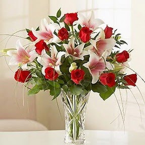  Hediye Çiçek internetten çiçek satışı  12 adet kırmızı gül 1 dal kazablanka çiçeği