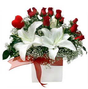  Hediye Çiçek güvenli kaliteli hızlı çiçek  1 dal kazablanka 11 adet kırmızı gül vazosu