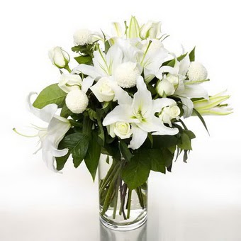  Hediye Çiçek uluslararası çiçek gönderme  1 dal cazablanca 7 adet beyaz gül vazosu