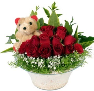 Cam tabakta 7 adet kırmızı gül ve küçük ayı  Hediye Çiçek güvenli kaliteli hızlı çiçek 