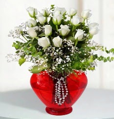 cam kalp içerisinde 12 adet beyaz gül  Hediye Çiçek çiçek yolla 