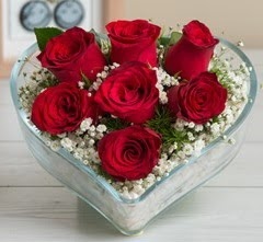 Kalp içerisinde 7 adet kırmızı gül  Hediye Çiçek uluslararası çiçek gönderme 