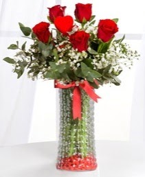 Cam vazoda 5 adet kırmızı gül kalp çubuk  Hediye Çiçek çiçek mağazası , çiçekçi adresleri 