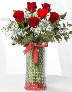 5 adet kırmızı gül kalp çubuk cam vazoda  Hediye Çiçek uluslararası çiçek gönderme 