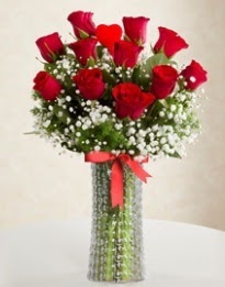 11 Adet kırmızı gül 1 adet kalp çubuk vazoda  Hediye Çiçek güvenli kaliteli hızlı çiçek 