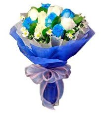5 mavi gül 6 beyaz gülden buket  Hediye Çiçek ucuz çiçek gönder 