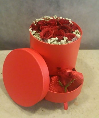 Çekmeceli kutu içerisinde çikolata ve güller  Hediye Çiçek çiçek online çiçek siparişi 