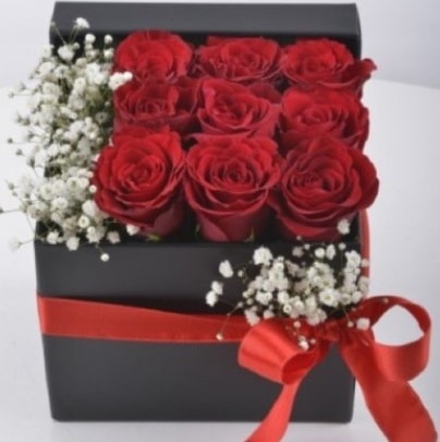 Kutu içerisinde 9 adet kırmızı gül  Hediye Çiçek yurtiçi ve yurtdışı çiçek siparişi 