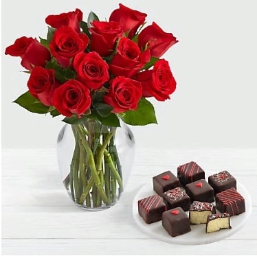 Cam vazoda 12 kırmızı gül el yapımı çikolata  Hediye Çiçek uluslararası çiçek gönderme 