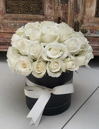 33 adet beyaz gülden görsel kutu tanzimi  Hediye Çiçek İnternetten çiçek siparişi 