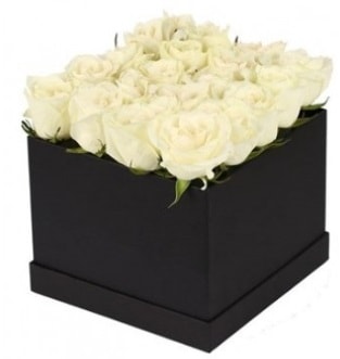 Kare kutuda 19 adet beyaz gül aranjmanı  Hediye Çiçek hediye sevgilime hediye çiçek 